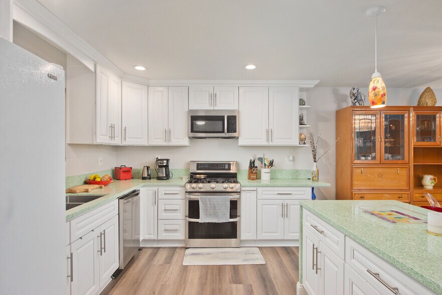 Building Photo - 5711 Owensmouth Ave