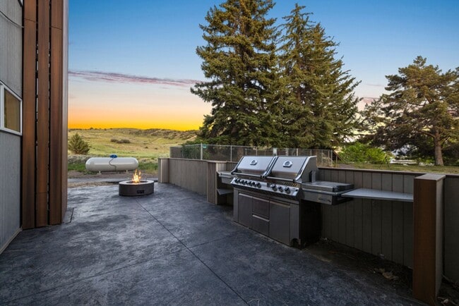 Building Photo - Available NOW!  1 bed 1 bath apartment