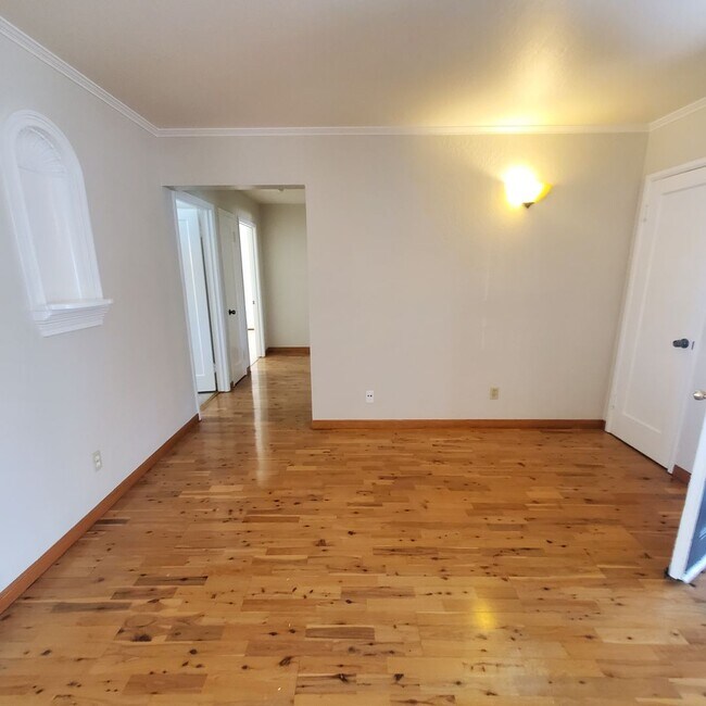 Building Photo - *MOVE IN SPECIAL* Single Story Pleasant Hi...