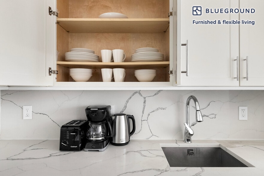 Building Photo - 915 West End Ave