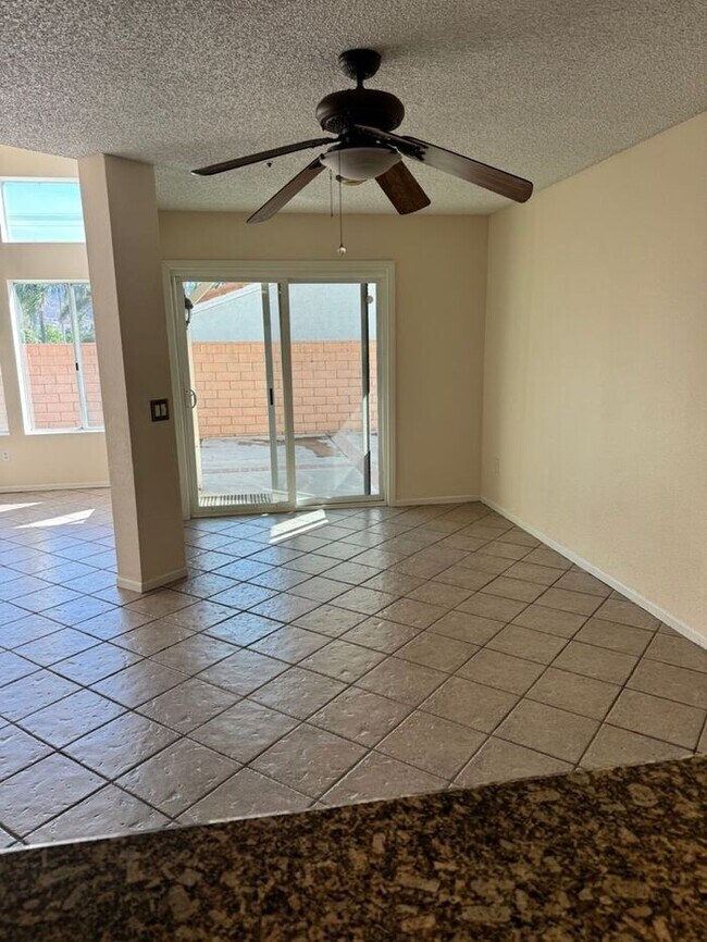 Building Photo - Beautiful 3 Bedroom House in Private Fontana Area CA 92337