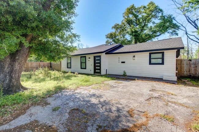 Building Photo - 5906 Hilary St