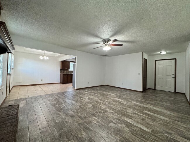 Building Photo - 3 Bedroom, 2 bath, 2 car garage home avail...