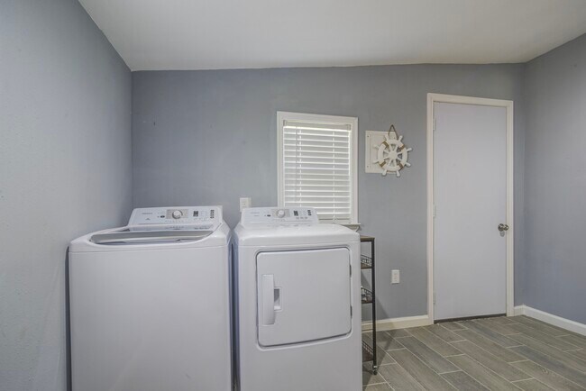 Building Photo - 541 Circle Dr