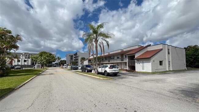 Building Photo - 8885 Fontainebleau Blvd