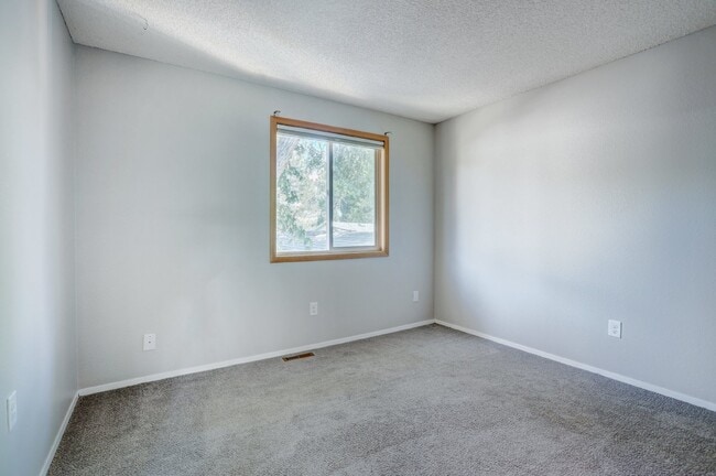 Building Photo - $3,200.00 - 3 Bedrooms, 2 Bathrooms, Singl...