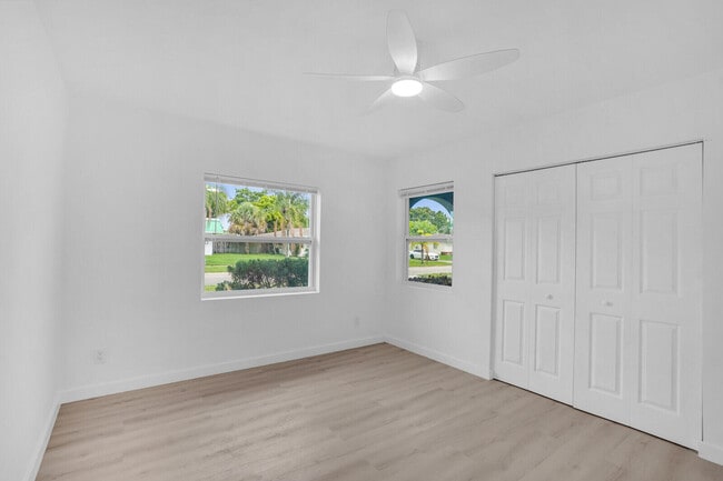 Building Photo - 865 SE Tierra Ct