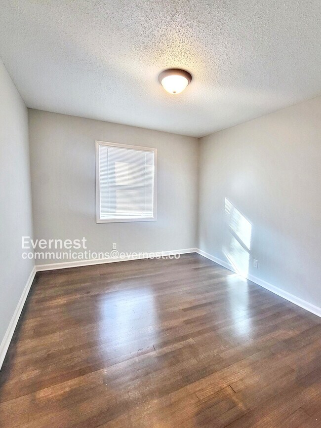 Building Photo - 8549 Southaven Cir W