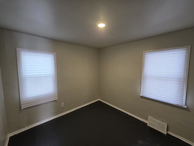 Building Photo - 8461 Plainview Ave