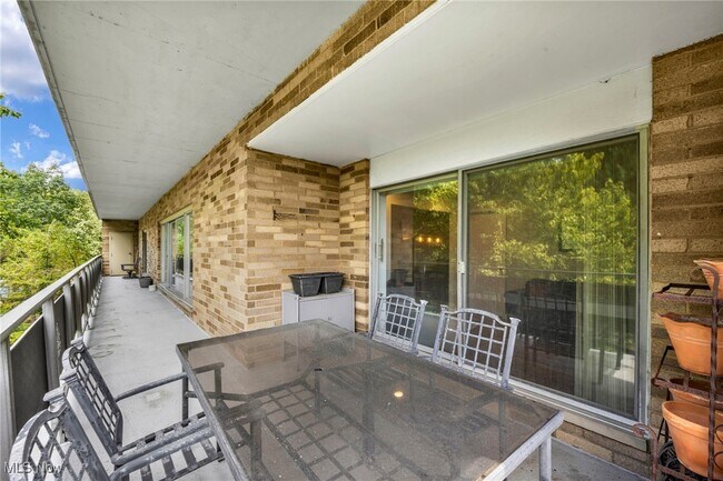 Building Photo - 2202 Acacia Park Dr