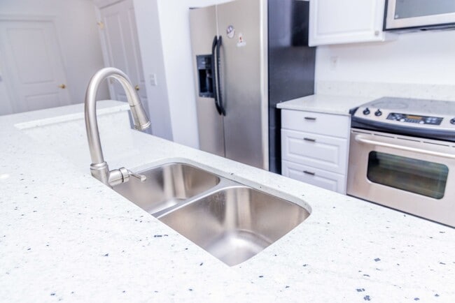 Building Photo - Luxury One Bedroom Unit in  Downtown Business District