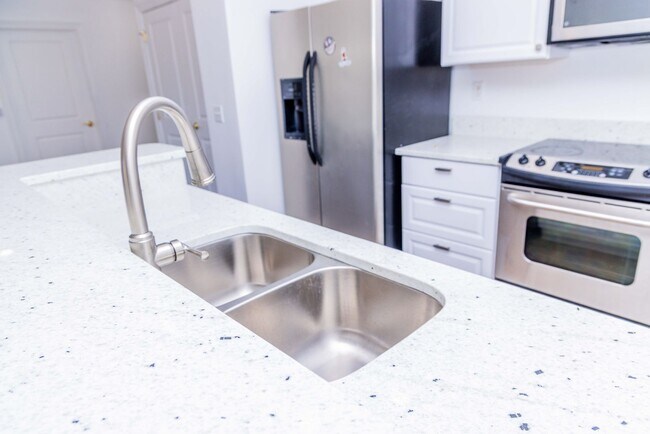 Building Photo - Luxury Two Bedroom Unit in  Downtown Business District