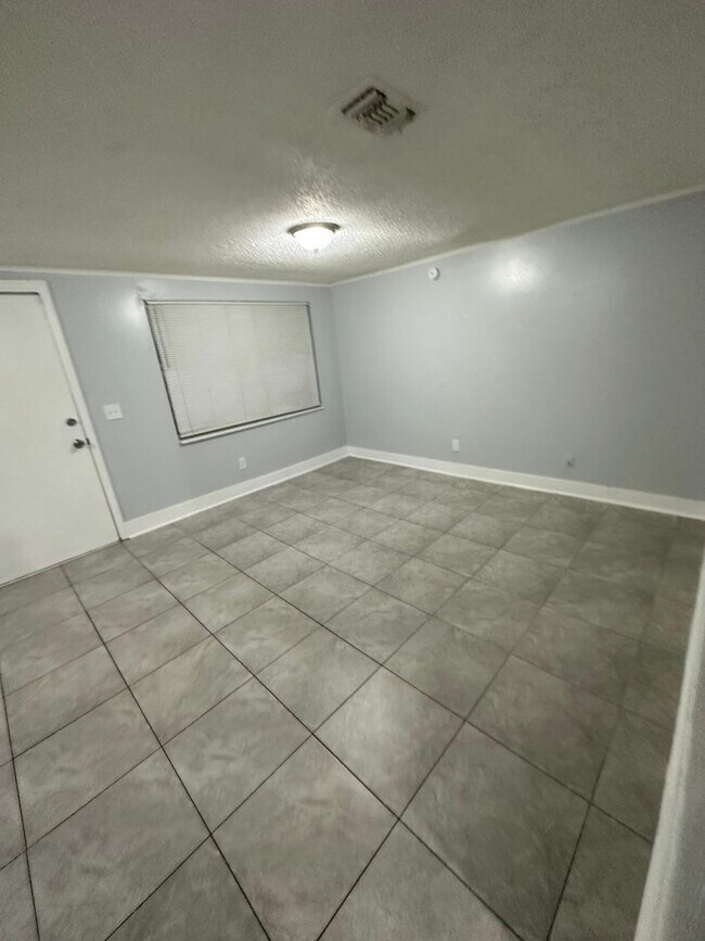 Building Photo - Fully Renovated 3/1 Single Family Available Now!