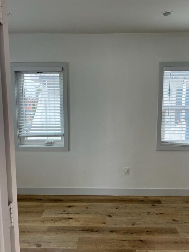 Building Photo - 1b Apartment in Belmont Shore across from ...
