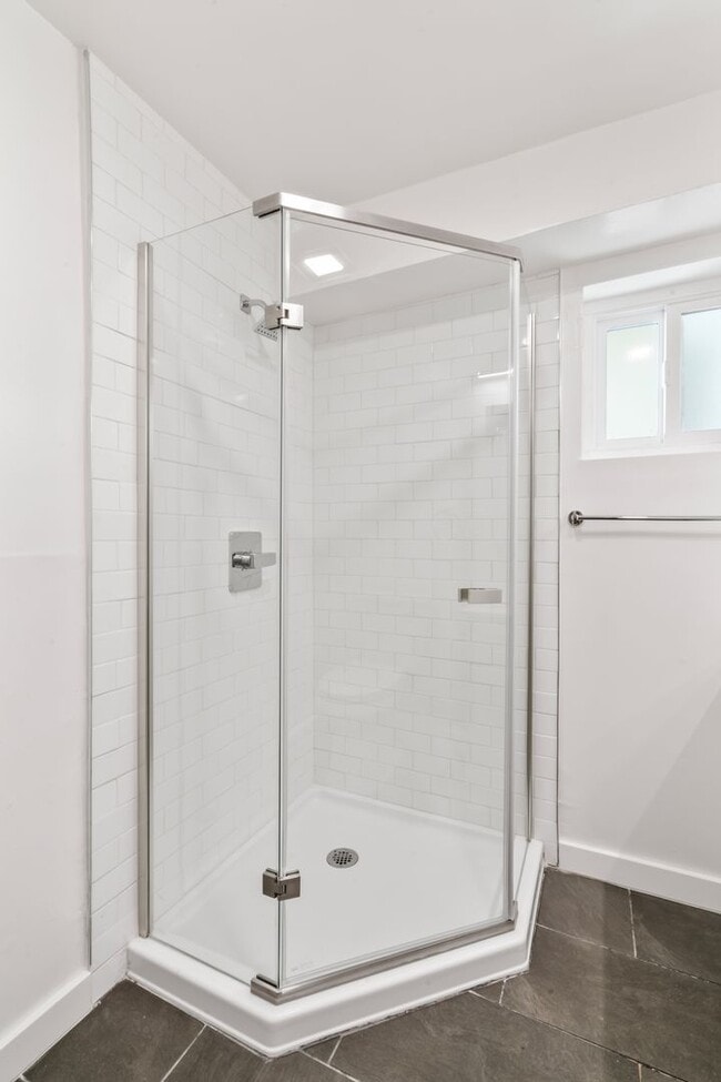 Building Photo - Remodeled 4Bd/2.5Ba Single-Family Home in ...