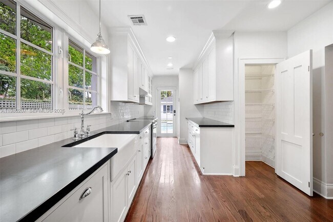 Building Photo - 285 NE 105th St