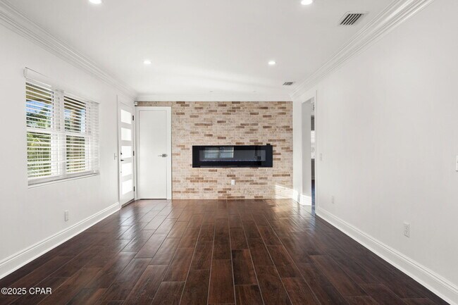 Building Photo - 1528 Oak Ave