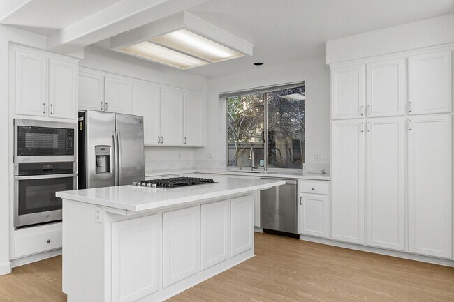 Building Photo - Spacious Vista Home