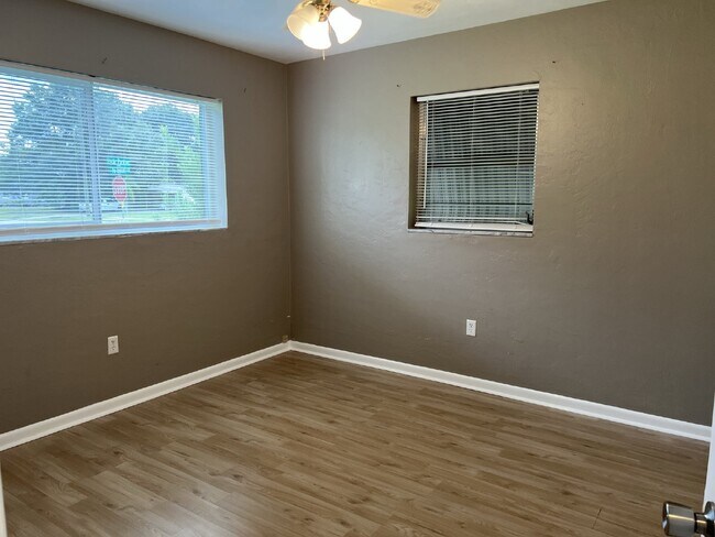 Building Photo - 3 bed - 1 bath on a corner lot