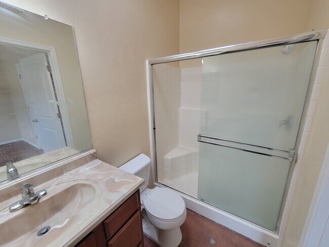 Building Photo - 3331 E Bermuda St