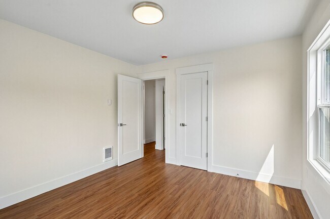 Building Photo - 131 E 70th St