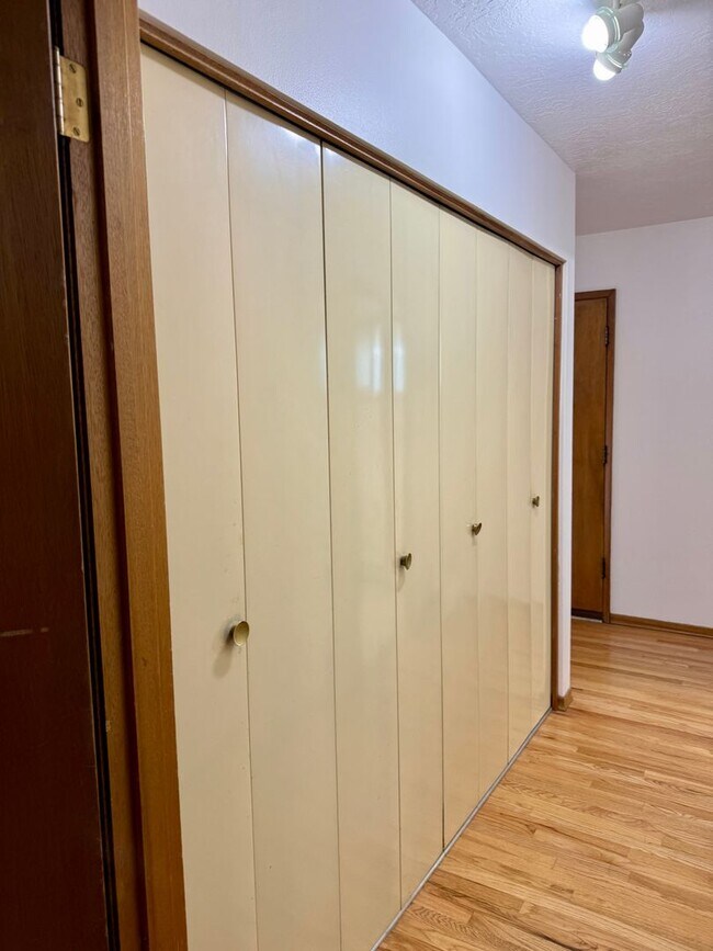 Building Photo - Cool Reed College One Bedroom