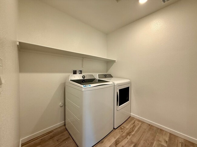 Building Photo - 4 BED 3 BATH 2 CAR GARAGE TOWNHOUSE + LOFT ON CORNER LOT w/ BALCONY