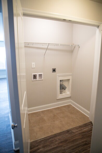 laundry room - 307 Dovington Dr
