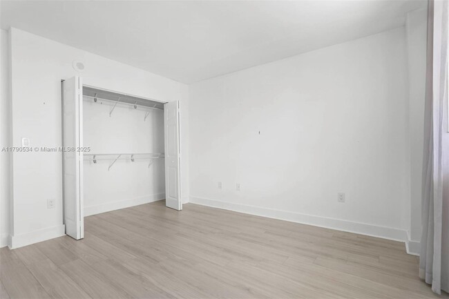 Building Photo - 1155 Brickell Bay Dr