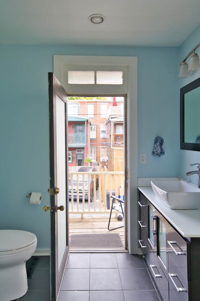 Building Photo - 913 Penn St