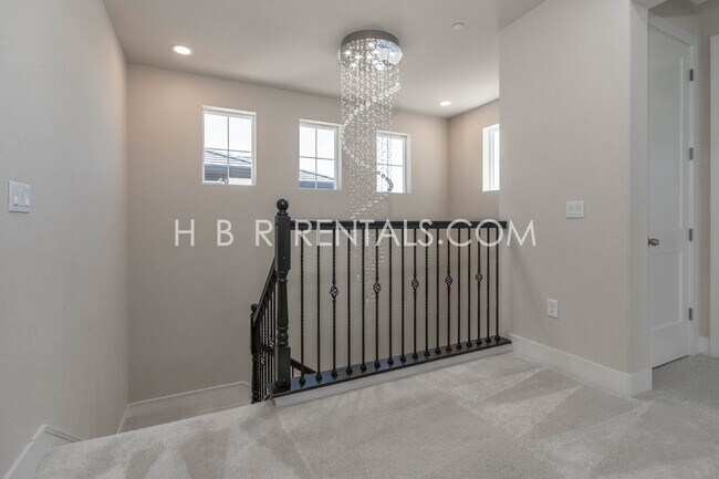 Building Photo - Spacious Elegance: 4-Bedroom with 3.5 Baths on Ottawa Ave, Manteca!
