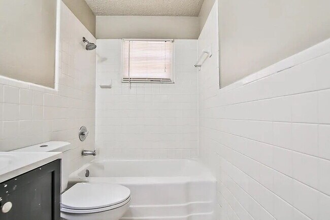 Building Photo - Come check out this great 3 bedroom 2 bathroom house located near Texas Tech!