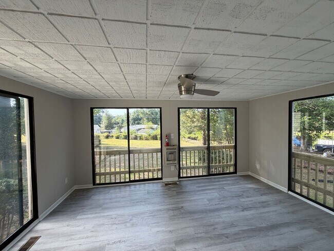 Building Photo - 126 Deerfield Dr