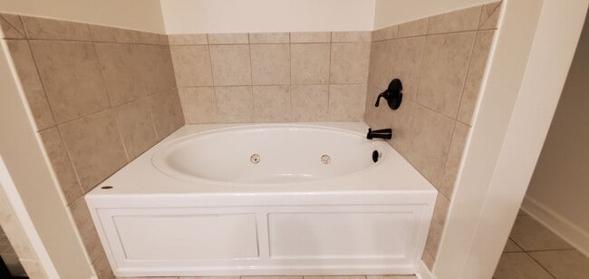 Building Photo - Townhouse  At West Park Place