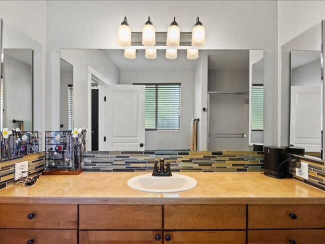Building Photo - 617 Esperanza Ct
