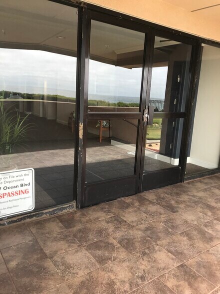 Front doors open to beach and Boardwalk - 4667 Ocean Blvd