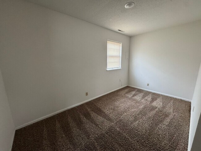 Building Photo - 560 NE Park Ln