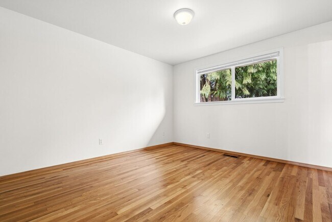 Building Photo - 3Bd/1.75Ba Bellevue House