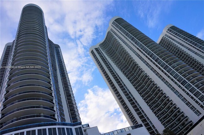 Building Photo - 15811 Collins Ave