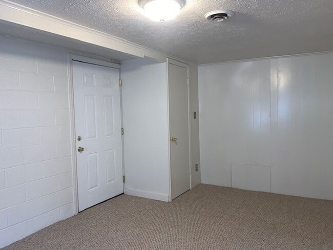 Building Photo - 2 Bed 1 Bath