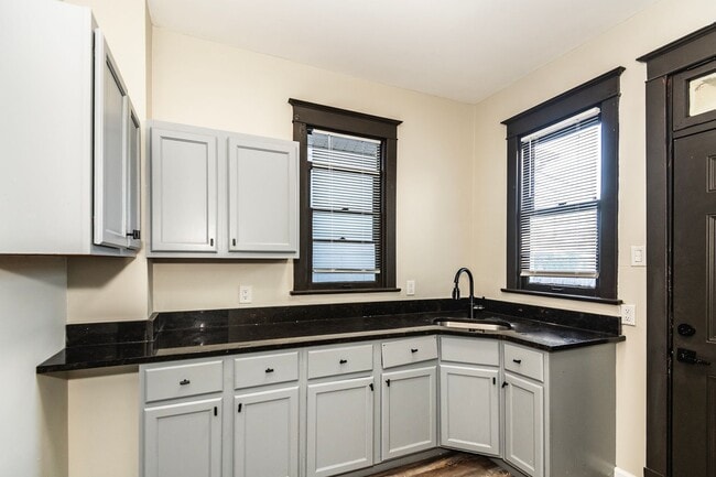 Building Photo - Beautiful Renovated 2 Bed 1 Bath Home