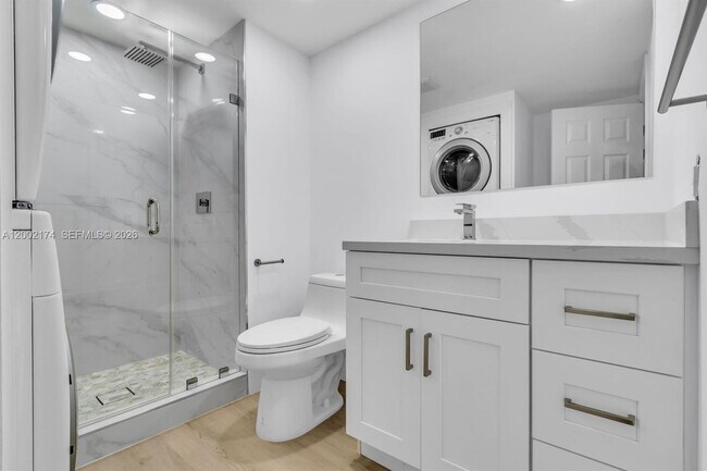 Building Photo - 8535 Casa Del Lago