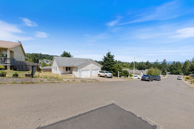 Building Photo - Spacious 3 bedroom Duplex