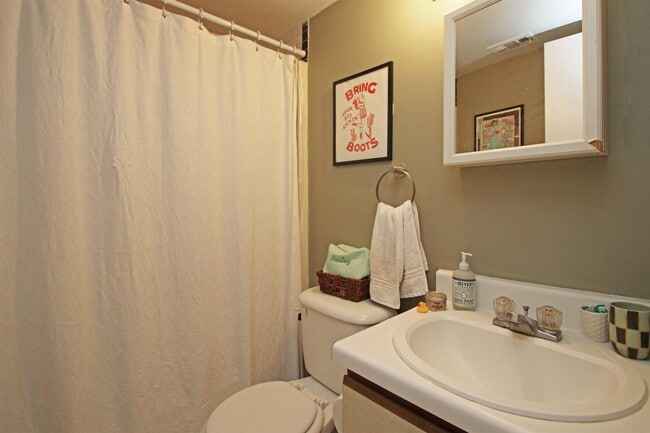 Building Photo - 1384 Hunters Rd