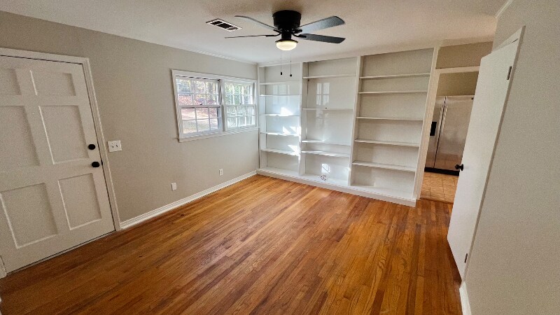 Building Photo - 1121 E Magnolia Ave