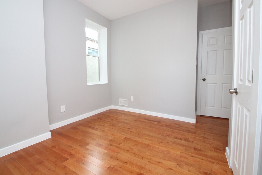 Building Photo - 3831 N Sydenham St