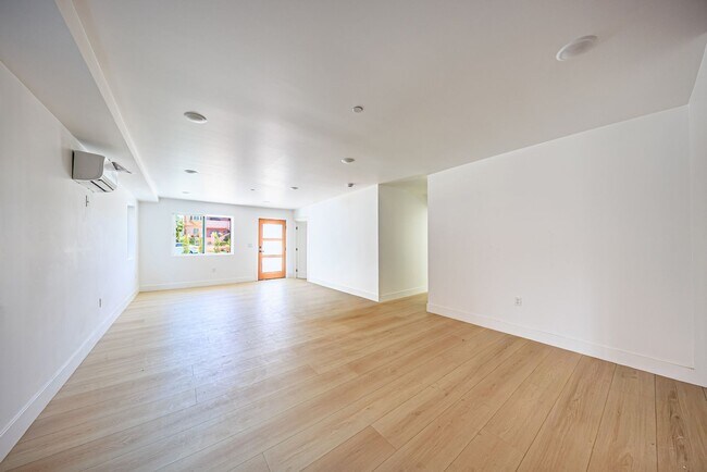 Building Photo - 1259 S Longwood Ave