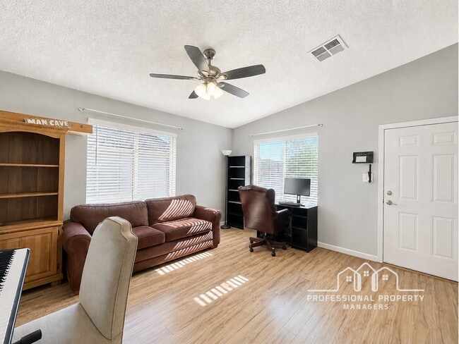 Building Photo - 4-bedroom, 2-bathroom home in Desert Sands