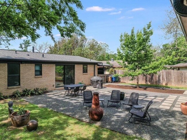 Building Photo - 1808 Forest Hill Dr