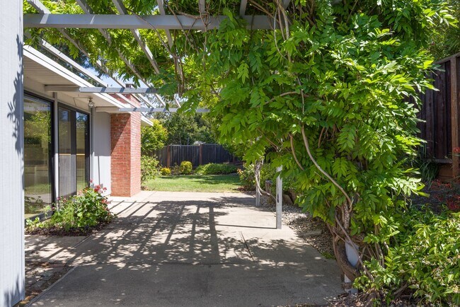 Building Photo - San Mateo Highlands Eichler Mid-Century 3/...